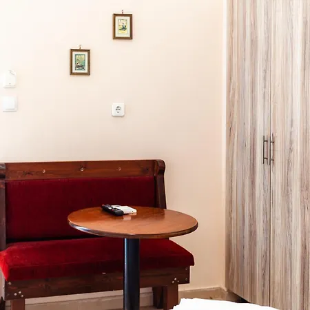 στούντιο στη στοά βαρβουτσή#8 קלמאטה